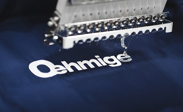 Stickmaschine bei der Arbeit