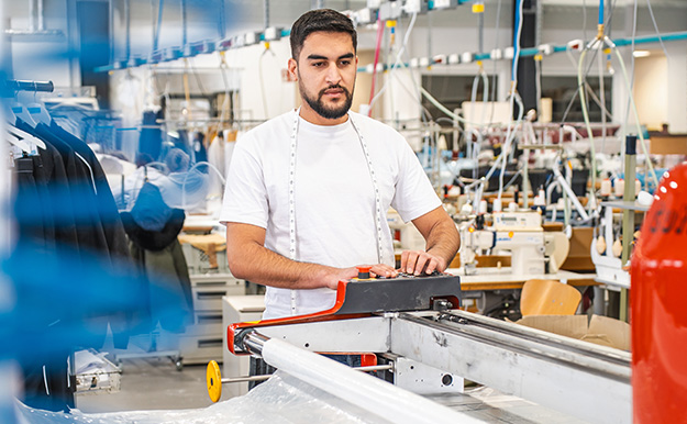 Mitarbeiter am Cutter