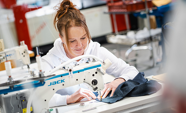 Mitarbeiterin an der Nähmaschine
