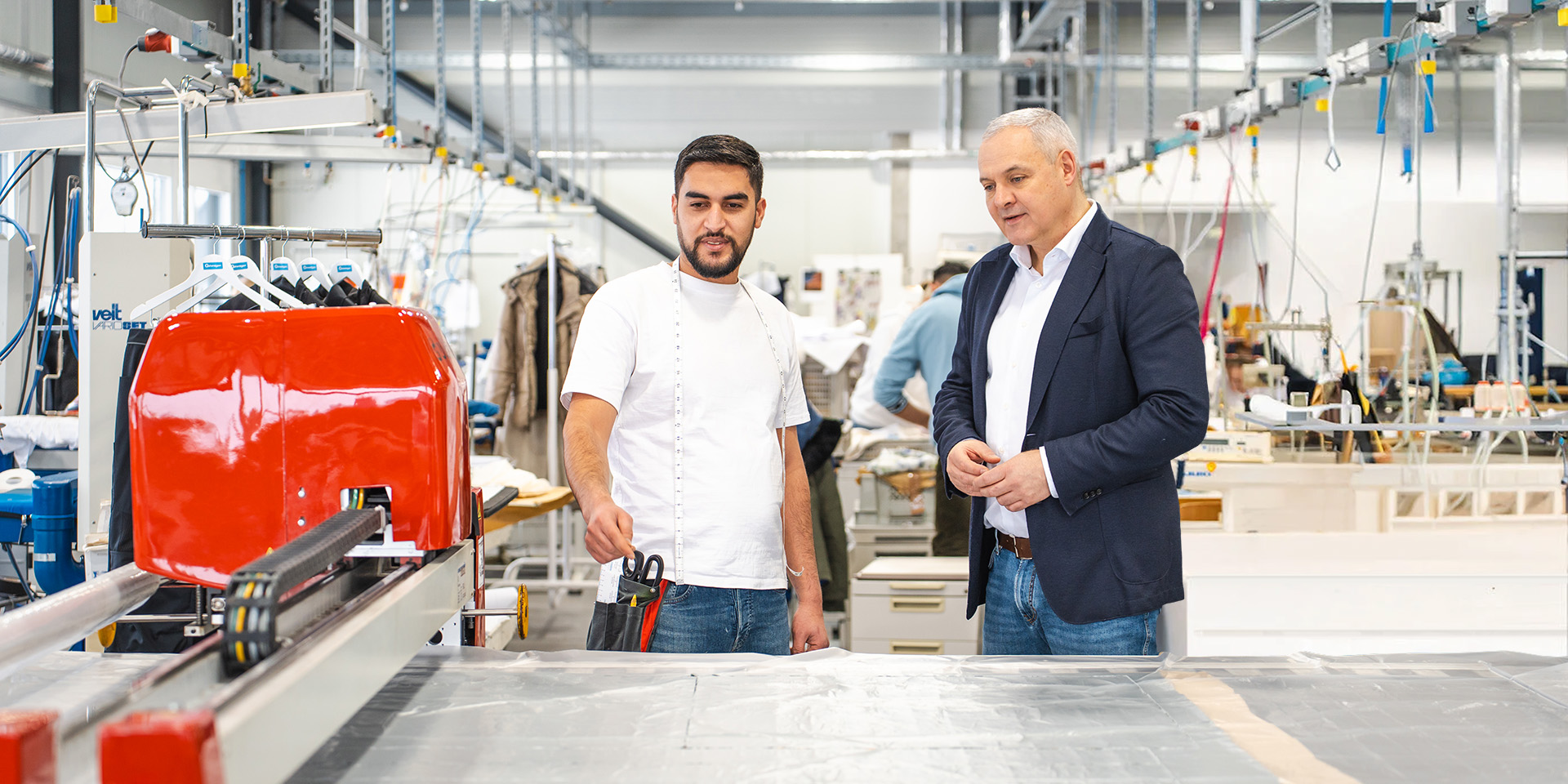 Zwei Mitarbeiter am Cutter