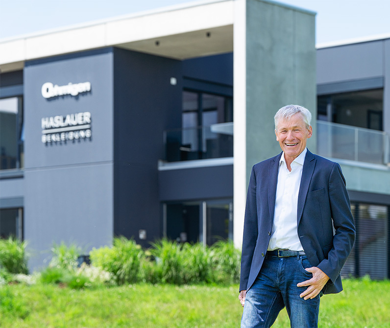 Josef Kaiser vor Gebäude von Oehmigen